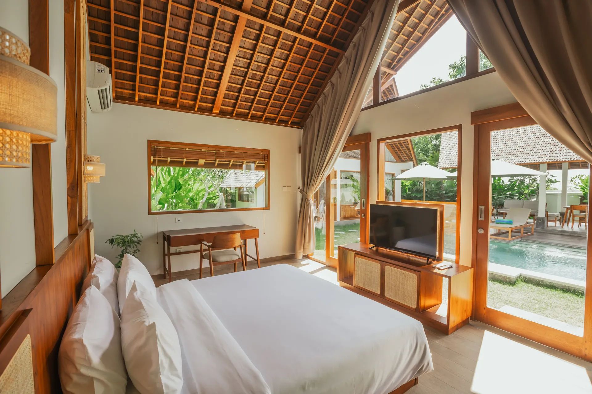 Bedroom opening onto the garden