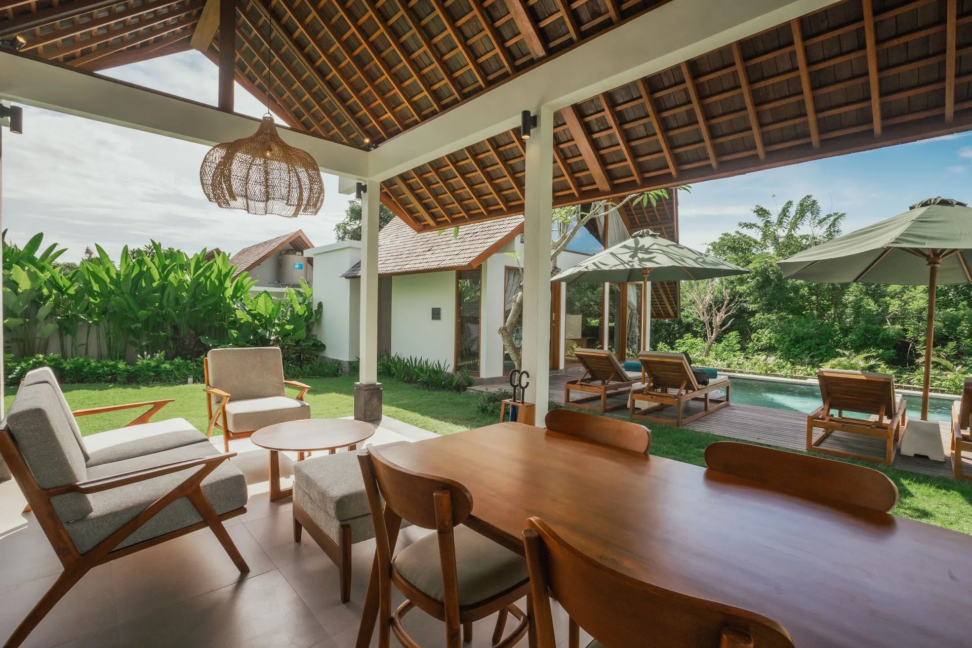Open living pavilion facing the pool